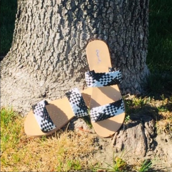 Cute black and white patent sandals - Picture 2 of 3